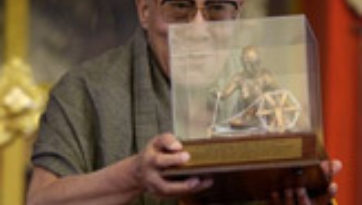 В Бодхгае Далай-ламе вручили Международную премию имени Махатмы Ганди