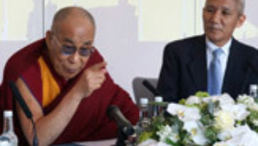 Далай-лама обратился с вдохновляющей речью к бизнесменам и школьникам в Северной Англии