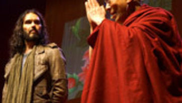 Далай-лама выступил в Манчестере перед участниками молодежного форума