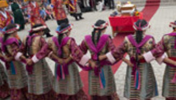 Тысячи людей поздравили Его Святейшество Далай-ламу с днем рождения в Дхарамсале