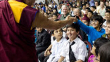 Его Святейшество Далай-лама посетил несколько тибетских монастырей и побывал в школе Вудсток в Массури