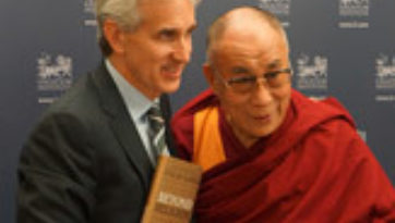 Его Святейшество Далай-лама принял участие в симпозиуме «Этика во имя процветания мира»