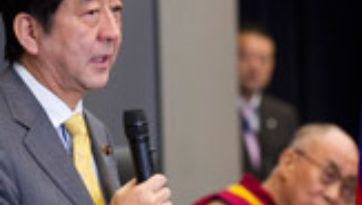 Его Святейшество Далай-лама выступил с речью перед японскими парламентариями и принял участие в конференции на тему современной и буддийской науки