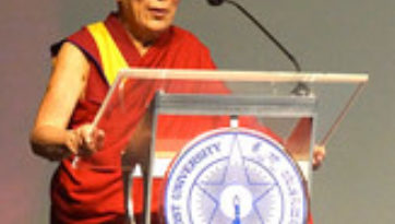 В Бангалоре Его Святейшество Далай-лама рассказал студентам христианского университета о религии и науке