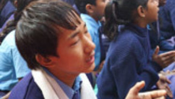 Его Святейшество Далай-лама посетил школу «Проект Алиса» и открыл конференцию «Буддизм и общество» в Сарнатхе