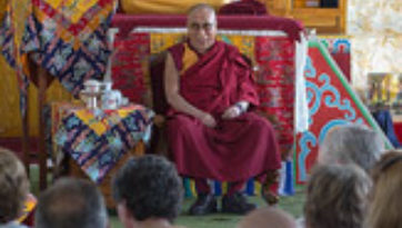 Его Святейшество Далай-лама прибыл в Мандгод на 26-ю конференцию института «Ум и жизнь»