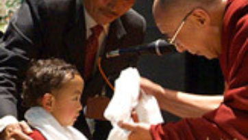 В Равангле Далай-лама даровал посвящение долгой жизни, а в Гангтоке встретился со школьниками