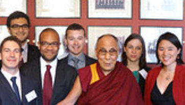 Беседы с Далай-ламой о ненасилии и путях, ведущих к миру и счастью, в Кембриджском университете