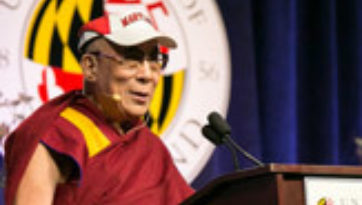 Далай-лама прочитал лекцию о мире в рамках серии ежегодных лекций в память об Анваре Садате и принял участие в беседе о суфизме и буддизме в Мэрилендском университете в США