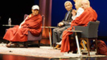 «Измени свой ум, измени мир». Далай-лама принял участие в беседе о том, как сделать наш мир более счастливым и безопасным местом