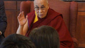 Перед отъездом из Мэдисона в Новый Орлеан Его Святейшество Далай-лама встретился с китайскими и тибетскими студентами