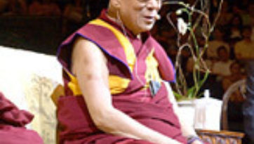 В Новом Орлеане Далай-лама принял участие в церемонии вручения дипломов в Тулейнском университете и прочитал лекцию в университете Нового Орлеана