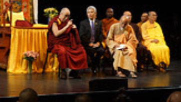 Далай-лама встретился с вьетнамскими буддистами, учениками средних и старших школ и мэром Луисвилля