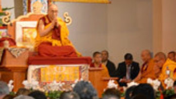Его Святейшество Далай-лама провел учения по “Сутре сердца” и по произведению геше Лангри Тангпы “Восемь строф для тренировки ума” в буддийском храме Куан Мин