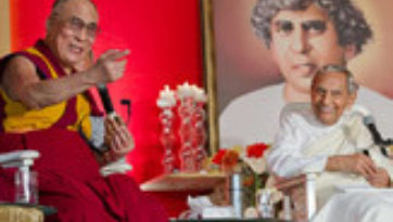 Далай-лама и Дада Васвани: секуляризм учит равному уважению ко всем религиям