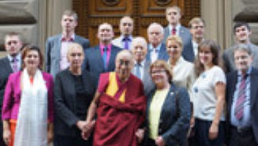 Далай-лама принял участие в круглом столе "Путь к миру и счастью в глобальном обществе" в Риге