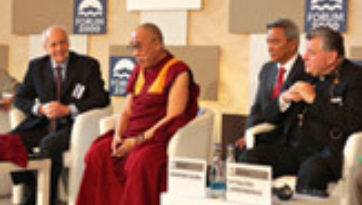 Далай-лама принял участие в конференции “Сообщества в переходный период” в рамках “Форума 2000” в Праге