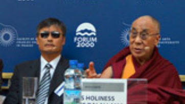 Далай-лама принял участие в заключительной части конференции в рамках “Форума 2000”