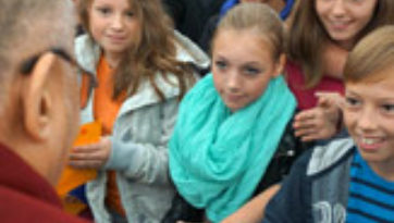 Далай-лама встретился со школьниками и выступил с публичной лекцией о сострадании и солидарности