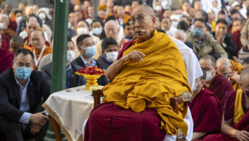Далай-лама принял участие в молебне о мире под деревом Бодхи
