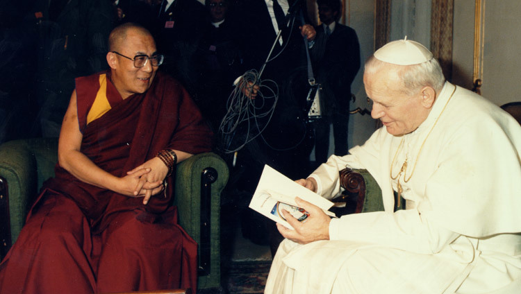 Его Святейшество Далай-лама XIV и Его Святейшество Папа Иоанн-Павел II в Ватикане 14 июня 1988 г.