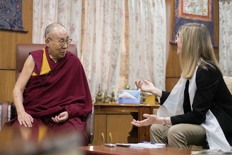 Далай-лама беседует c журналистом РИА Новости Ольгой Липич. © Фото: Павел Платонов.