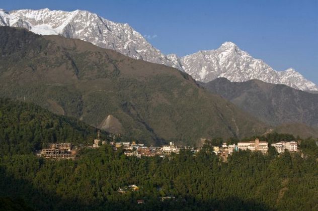 Вид на Маклеод-Гандж, Дхарамсалу, где расположена резиденция Его Святейшества Далай-ламы. Фото: Getty Images.
