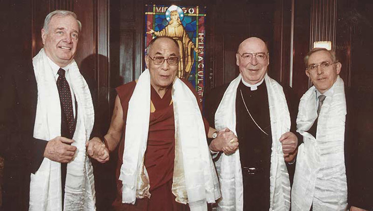 Его Святейшество Далай-лама с Премьер-министром Канады Полом Мартином и архиепископом Оттавы Марселем Жерве в Оттаве, Канада, 23 апреля 2004 года.