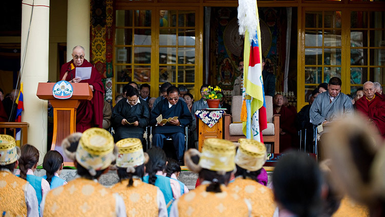 Его Святейшество Далай-лама зачитывает свое заявление по поводу 52-й годовщины Тибетского народного восстания в главном тибетском храме в Дхарамсале (штат Химачал-Прадеш, Индия) 3 марта 2011 г. Фото: Тензин Чойджор (офис ЕСДЛ).