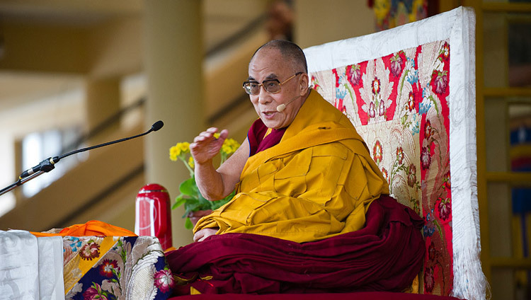 Его Святейшество Далай-лама впервые дает официальные комментарии по поводу сложения политических полномочий во время учений в главном тибетском храме в Дхарамсале. Индия, штат Химачал-Прадеш. 19 марта 2011 года (Фото: Тензин Чойджор, офис ЕСДЛ)
