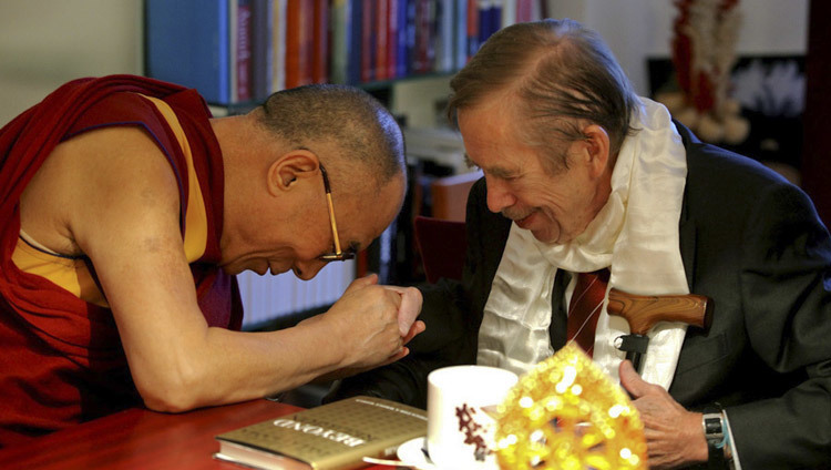 Его Святейшество Далай-лама с бывшим президетом Чешской Республики Вацлавом Гавелом в его резиденции в Праге, Чешская Республика, 10 декабря 2011 г. (фото / офис ЕСДЛ)