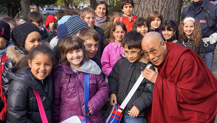 Его Святейшество Далай-лама останавился, чтобы поговорить с группой школьников в Больцано, Южный Тироль, Италия, 10 апреля 2013 г. (Фото: Джереми Рассел, офис ЕСДЛ)