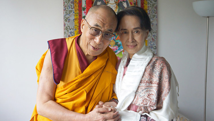 Его Святейшество Далай-лама с лауреатом Нобелевской премии мира Аун Сан Су Чжи в Праге, Чешская Республика, 15 сентября 2013 г. (Фото Джереми Рассела / офис ЕСДЛ)