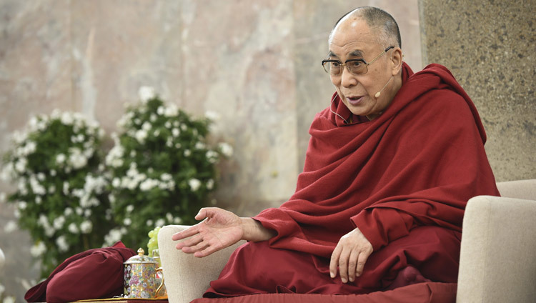 Его Святейшество Далай-лама выступает в Музее современного искусства во Франкфурте-на-Майне, Германия, 15 мая 2014 года. (Фото: Manuel Bauer)