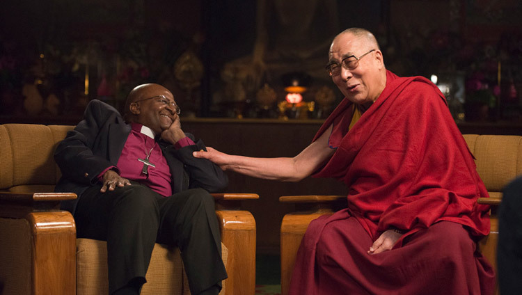 Его Святейшество Далай-лама и архиепископ Десмонд Туту во время беседы о радости в резиденции Его Святейшества в Дхарамсале, штат Химачал-Прадеш, Индия, 21 апреля 2015 г. (Фото Тензина Чойджора / ОЕСДЛ)