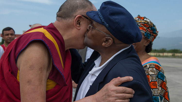 Его Святейшество Далай-лама обменивается приветствиями со своим давним другом архиепископом Десмондом Туту в аэропорту Дхарамсалы, штат Химачал-Прадеш, Индия, 18 апреля 2015 г.  (Фото: Тензин Чойджор, офис ЕСДЛ)