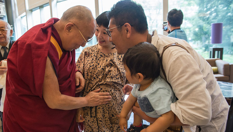 Его Святейшество Далай-лама благословляет будущую мать, выходя из своего отеля в Нарите по пути в Осаку, Япония, 9 мая 2016 года. (Фото: Тензин Чойджор, офис ЕСДЛ)