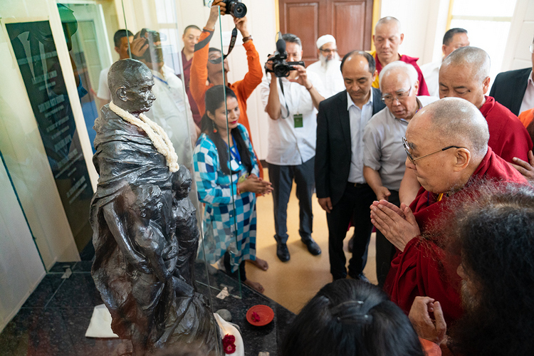 Его Святейшество Далай-лама выражает почтение статуе Махатмы Ганди во время визита в Библиотеку им. Махатмы Ганди в ашраме Ганди. Нью-Дели, Индия. 25 сентября 2019 г. Фото: Тензин Чойджор (офис ЕСДЛ).