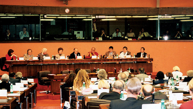 Его Святейшество Далай-лама представляет «Мирный план из пяти пунктов» в Европейском парламенте в Страсбурге 15 июня 1988 года. 