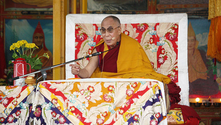 Его Святейшество Далай-лама выступает с комментарием по поводу заявления об отказе от политической власти во время традиционных учений в главном храме Дхарамсалы. Индия, штат Химачал-Прадеш. 19 марта 2011 г. (Фото: Тензин Чойджор, ОЕСДЛ)
