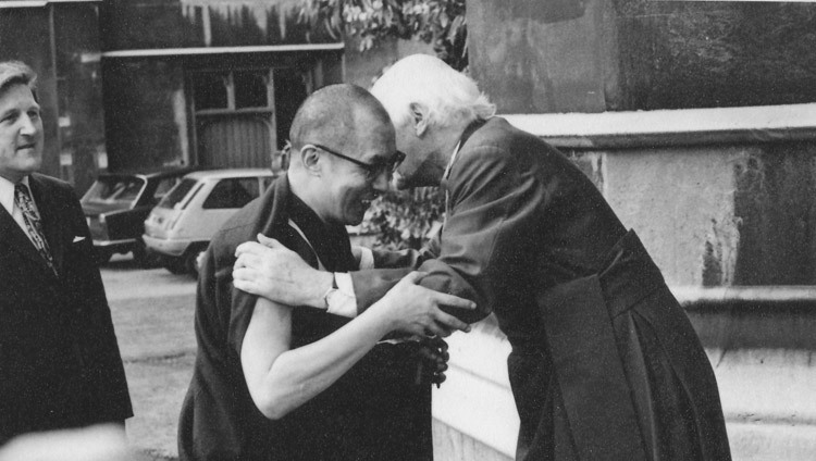 Его Святейшество Далай-лама XIV обменивается приветствиями с архиепископом Кентерберийским Майклом Рэмси в Лондоне 25 октября 1973 г.