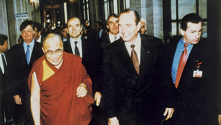 Его Святейшество Далай-лама прогуливается с президентом Франции Жаком Шираком в Париже, Франция, 8 декабря 1998 года.
