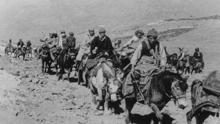 Далай-лама XIV уходит из Тибета в изгнание под охраной тибетцев из восточной провинции Кам в марте 1959 г. (Фото: ОЕСДЛ)