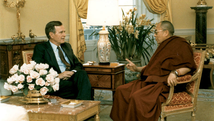 Его Святейшество Далай-лама на встрече с Джорджем Бушем в Белом доме в Вашингтоне, округ Колумбия, США 16 апреля 1991 года. (Официальное фото Белого Дома)