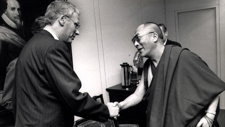 Его Святейшество Далай-лама приветствует Министра иностранных дел Нидерландов Ханса ван ден Брука в Амстердаме, Нидерланды, 10 сентября 1990 года.