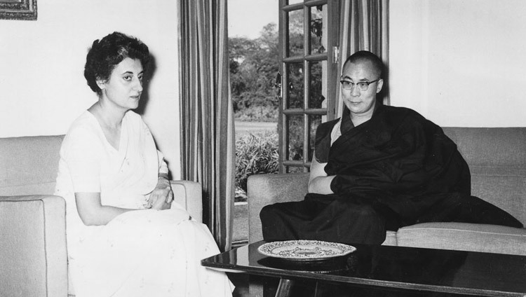 Его Святейшество Далай-лама XIV с премьер-министром Индии Индирой Ганди в Нью-Дели (Индия) 6 августа 1966 г.