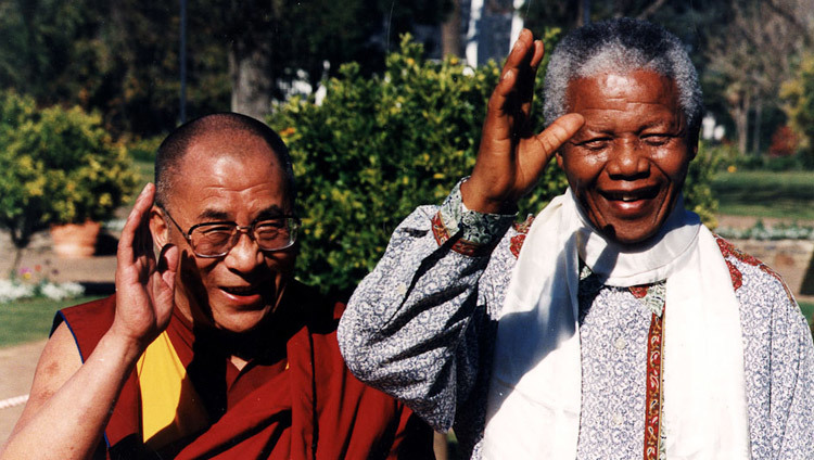 Его Святейшество Далай-лама с Президентом Южной Африки Нельсоном Манделой в Кейптауне, Южная Африка, 21 августа 1996 года.