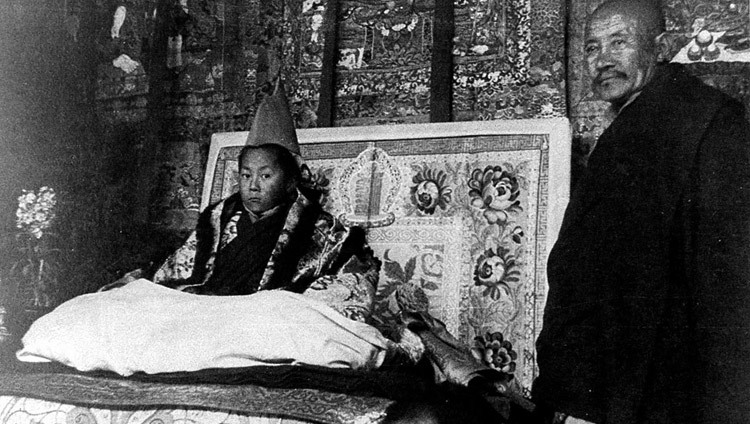 Его Святейшество Далай-лама во время официальной церемонии возведения на трон в Лхасе в Тибете, 22 февраля 1940 г. (Фото: ОЕСДЛ)