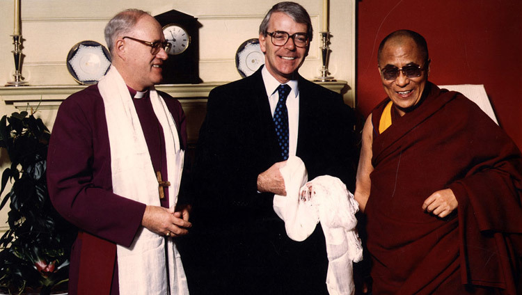 Архиепископ Кентерберийский Джон Леонард Кэри и премьер-министр Великобритании Джон Мейджор с Его Святейшеством Далай-ламой в Лондоне, Великобритания, 2 декабря 1991 года.