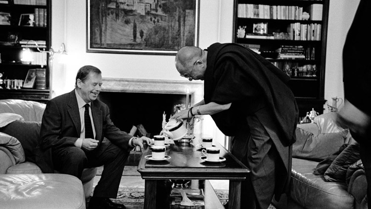 Встреча Его Святейшества Далай-ламы с Президентом Чешской Республики Вацлавом Гавелом в Праге, Чешская Республика, 2 июля 2002 года.